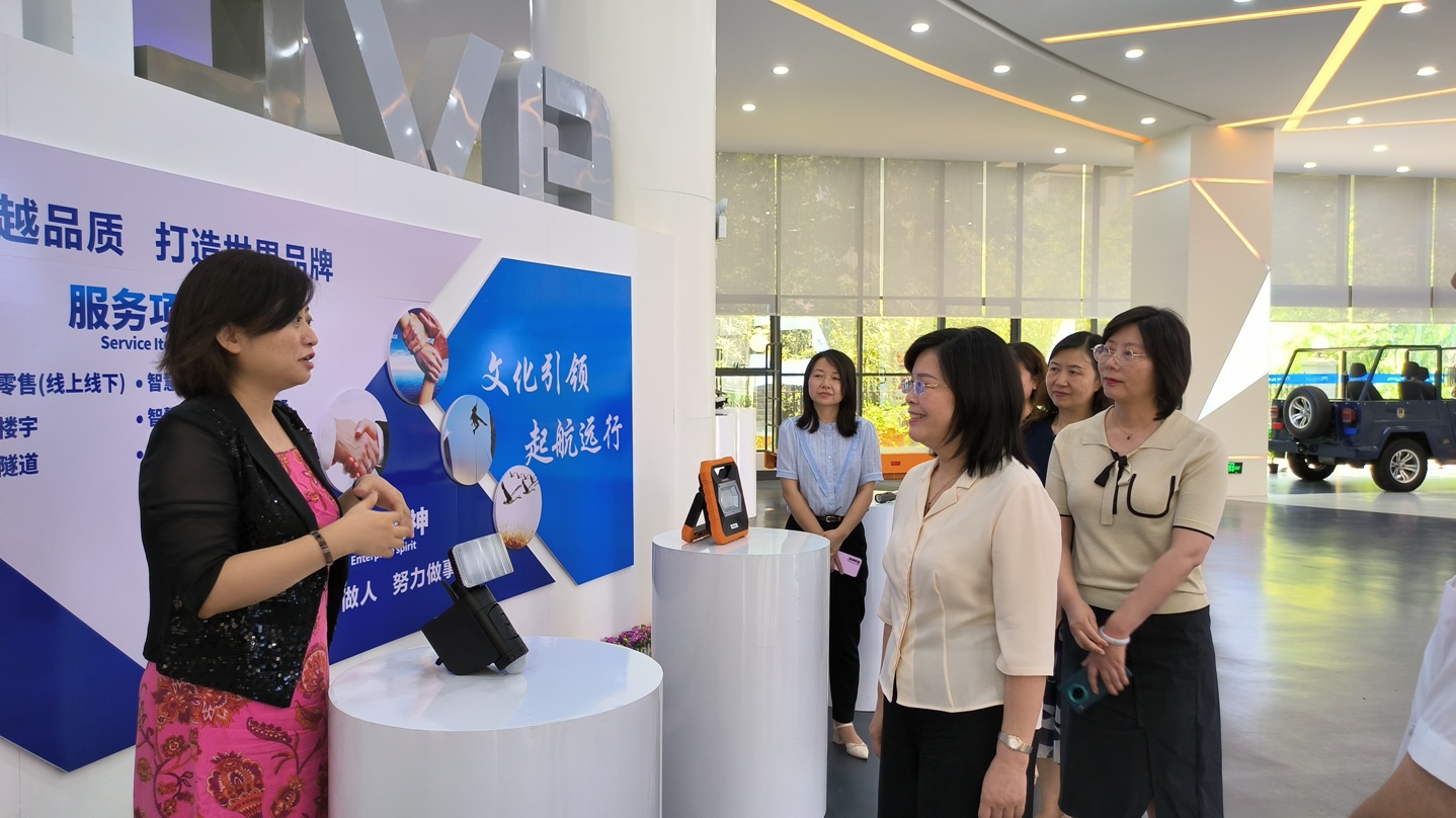 7月13日，省婦聯(lián)黨組書記、主席楊曉曼一行到全國巾幗建功先進集體--成威科技調(diào)研3.jpg